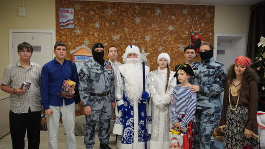 В Саратове Дед Мороз специального назначения поздравил воспитанников детского реабилитационного центра