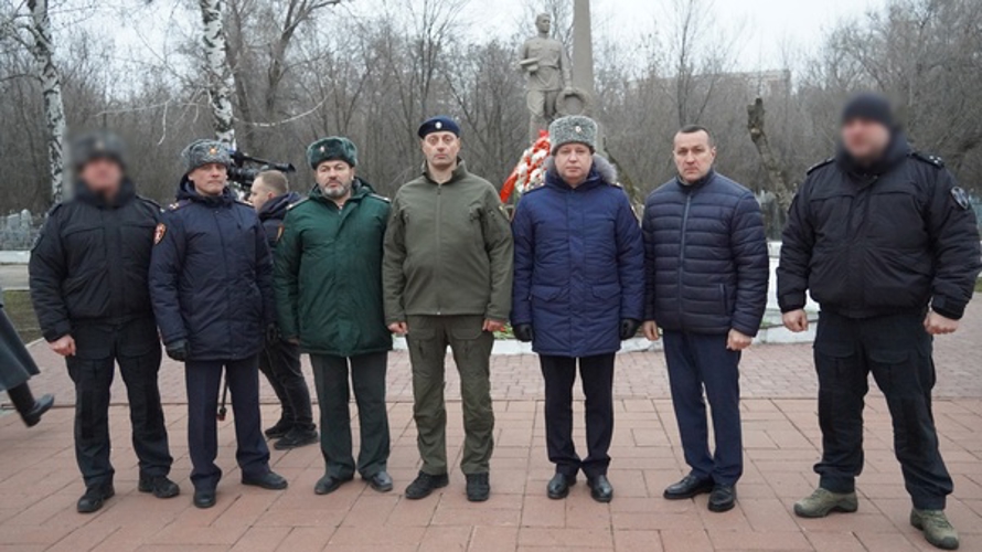 В Саратове в День Неизвестного солдата руководство территориального управления Росгвардии почтило память павших воинов  