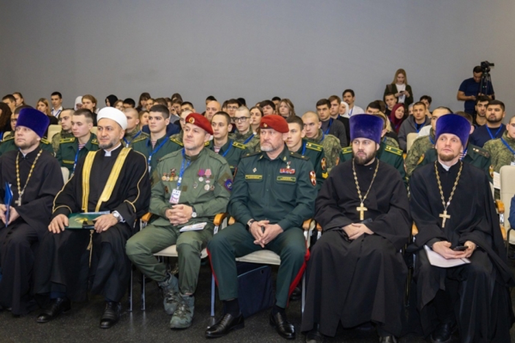 Военнослужащие и курсанты Саратовского военного института Росгвардии стали участниками межрелигиозного патриотического молодежного форума