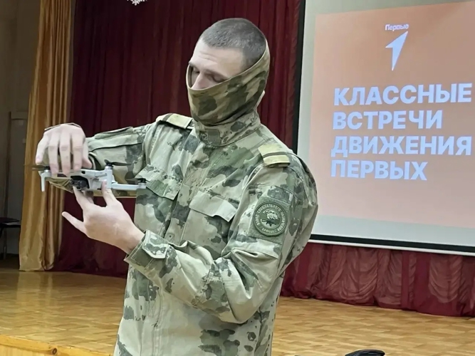 Не просто урок - а взлёт.. В Саратовской области военнослужащие Росгвардии познакомили школьников с беспилотно-авиационными системами