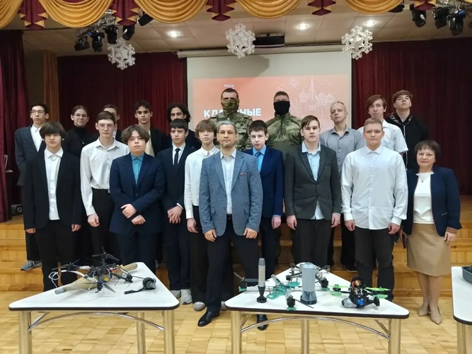 Не просто урок - а взлёт.. В Саратовской области военнослужащие Росгвардии познакомили школьников с беспилотно-авиационными системами