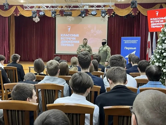 Не просто урок - а взлёт.. В Саратовской области военнослужащие Росгвардии познакомили школьников с беспилотно-авиационными системами
