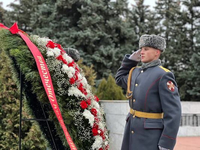 В Саратове в День Неизвестного солдата руководство территориального управления Росгвардии почтило память павших воинов