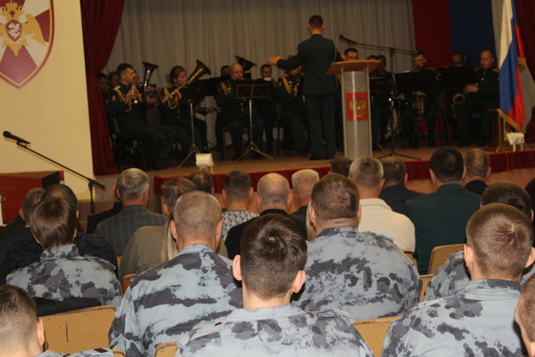 В Саратове сотрудники ОМОН «Атлант» (на транспорте) отмечают день образования отряда