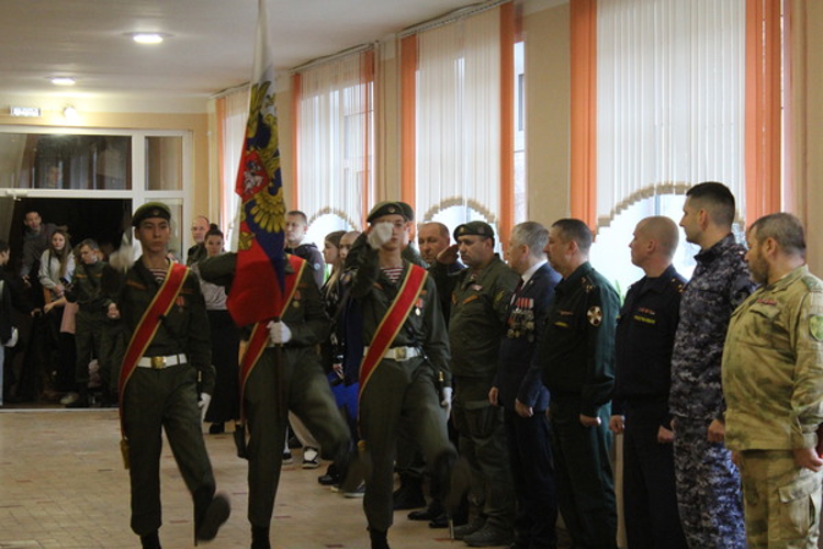 В Саратове военнослужащие Росгвардии приняли участие в церемонии открытия ежегодной областной военно-патриотической игры «Наследники героев Отечества»