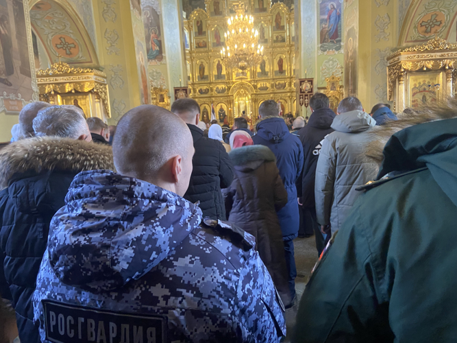 В Саратове военнослужащие и сотрудники Росгвардии приняли участие в соборном молении о победе и наступлении мира 