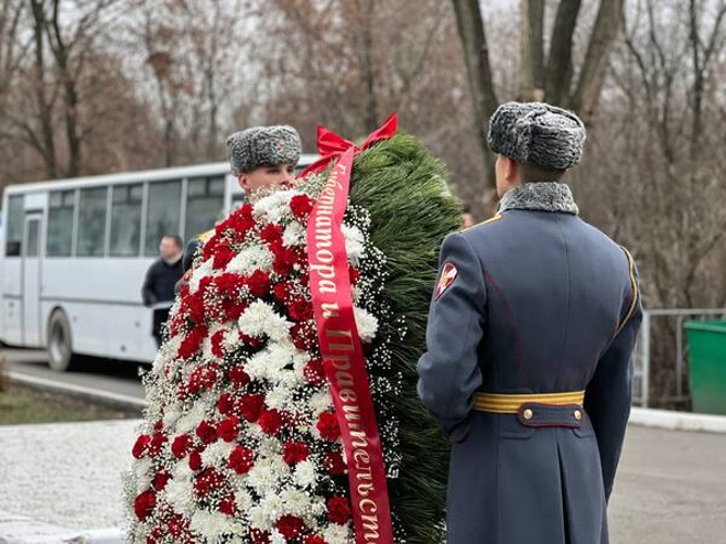 В Саратове в День Неизвестного солдата руководство территориального управления Росгвардии почтило память павших воинов  