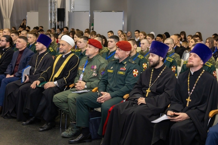 Военнослужащие и курсанты Саратовского военного института Росгвардии стали участниками межрелигиозного патриотического молодежного форума