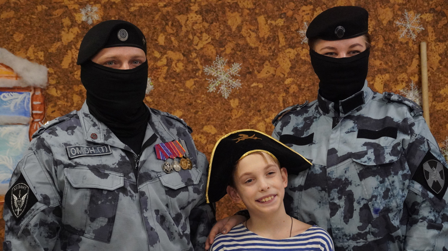 Саратовские военнослужащие и сотрудники Росгвардии поздравили с новогодними праздниками более 200 ребят
