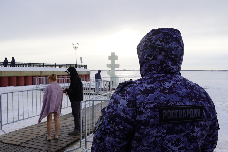 При участии саратовских росгвардейцев обеспечены порядок и безопасность граждан во время празднования Крещения Господня