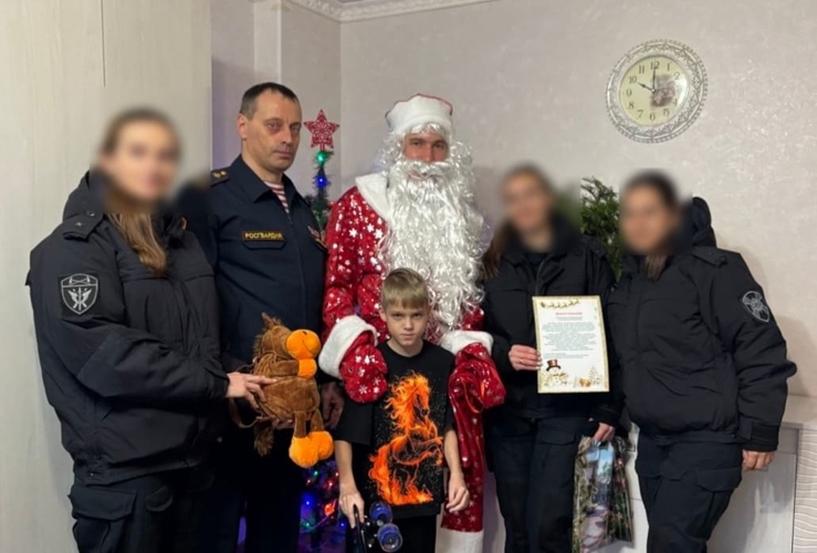 Саратовские военнослужащие и сотрудники Росгвардии поздравили с новогодними праздниками более 200 ребят
