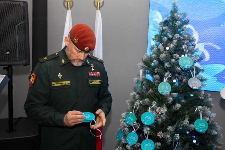 Начальник Саратовского военного института Росгвардии исполнил желания саратовских школьников