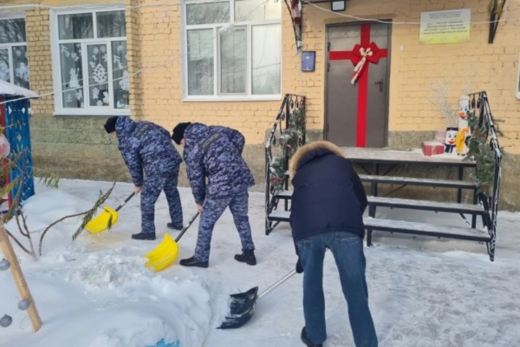 В Саратовской области сотрудники Росгвардии помогли расчистить территорию детского сада от снежных заносов