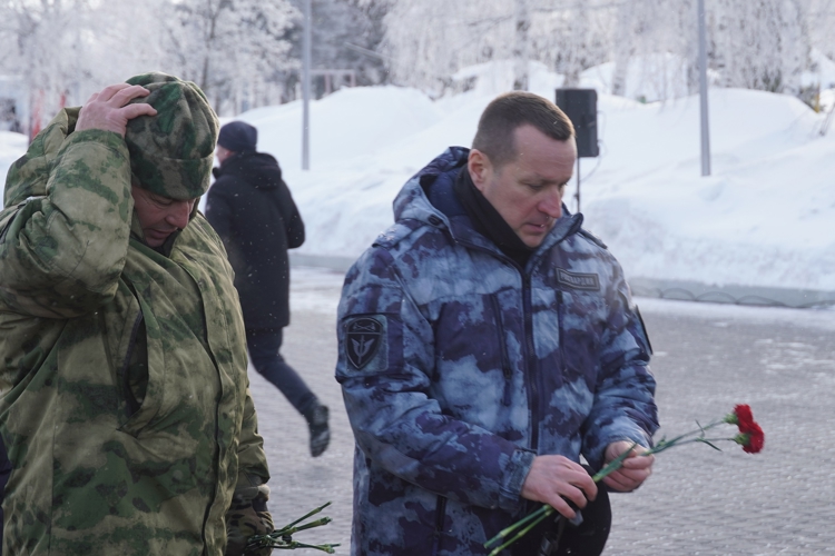 Руководящий состав Управления и ветераны Росгвардии почтили минутой молчания память о погибших защитниках Отечества