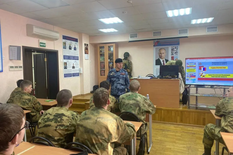 В Саратове, в преддверии празднования 10-летия со дня образования Росгвардии и 215-летия формирования войск правопорядка, ветераны ведомства рассказали будущим защитникам Отечества о службе в Росгвардии  