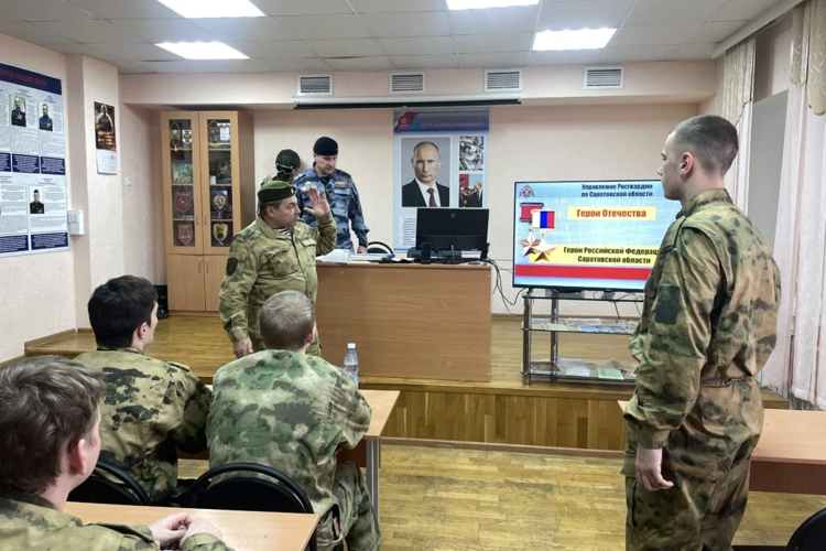 В Саратове, в преддверии празднования 10-летия со дня образования Росгвардии и 215-летия формирования войск правопорядка, ветераны ведомства рассказали будущим защитникам Отечества о службе в Росгвардии
