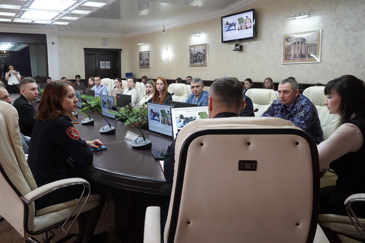 Представители Росгвардии и Саратовской государственной юридической академии приняли участие в круглом столе, посвященном 10-летию войск национальной гвардии Российской Федерации