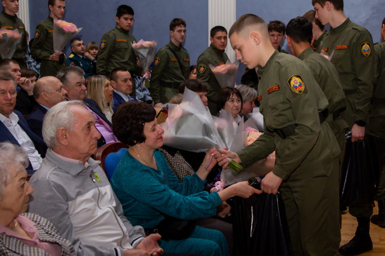 В преддверии празднования 10-летней годовщины Федеральной службы войск национальной гвардии России в здании Саратовского ТЮЗа состоялось торжественное награждение военнослужащих и сотрудников регионального Управления Росгвардии (Видео)