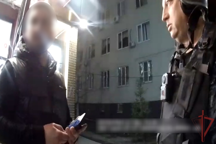 В Саратове сотрудники Росгвардии задержали дебошира, нарушавшего общественный порядок в продуктовом магазине