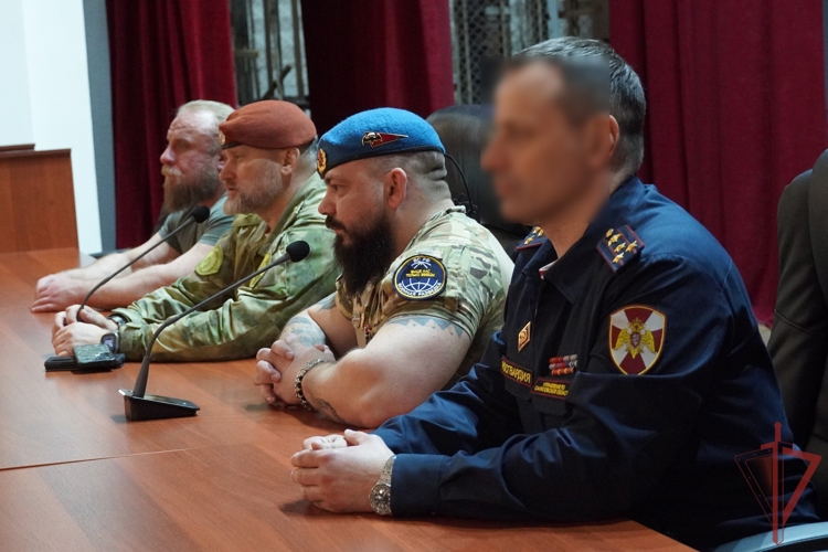В Саратове состоялся урок мужества "Несломленный" с участием ветерана СВО рекордсмена-тяжеловеса Евгения Иванова, посвященный юбилею Росгвардии