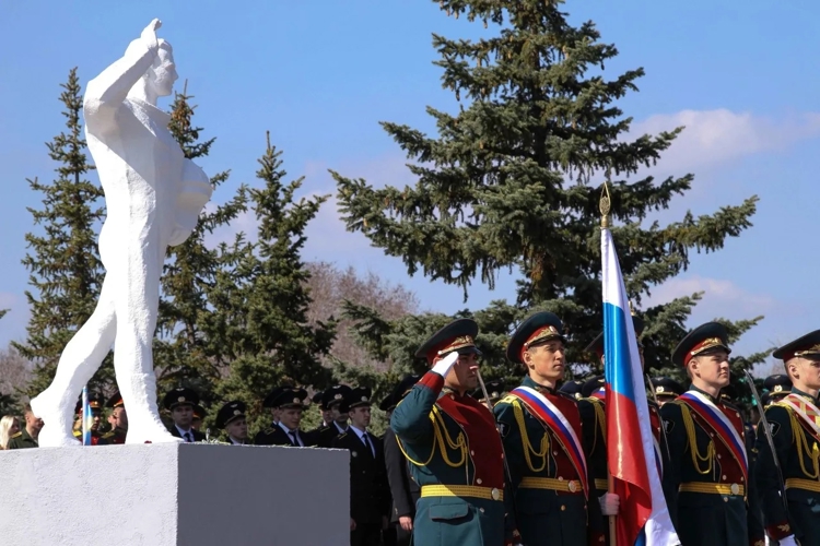 В Саратове военнослужащие и сотрудники Росгвардии приняли участие в торжественном мероприятии, посвященном Дню космонавтики