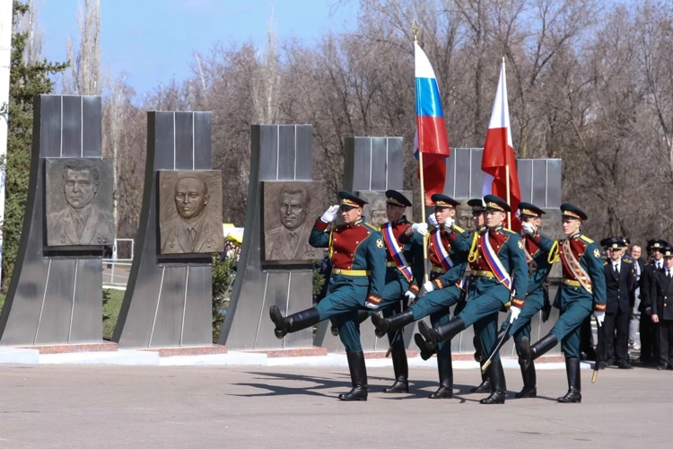 В Саратове военнослужащие и сотрудники Росгвардии приняли участие в торжественном мероприятии, посвященном Дню космонавтики