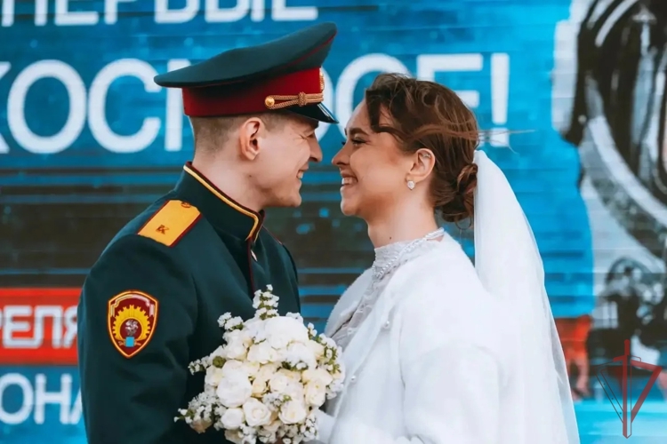 "Космическая симфония любви". В День космонавтики в Парке покорителей космоса прошла церемония бракосочетания