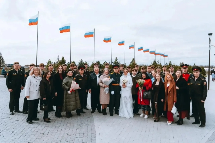 "Космическая симфония любви". В День космонавтики в Парке покорителей космоса прошла церемония бракосочетания
