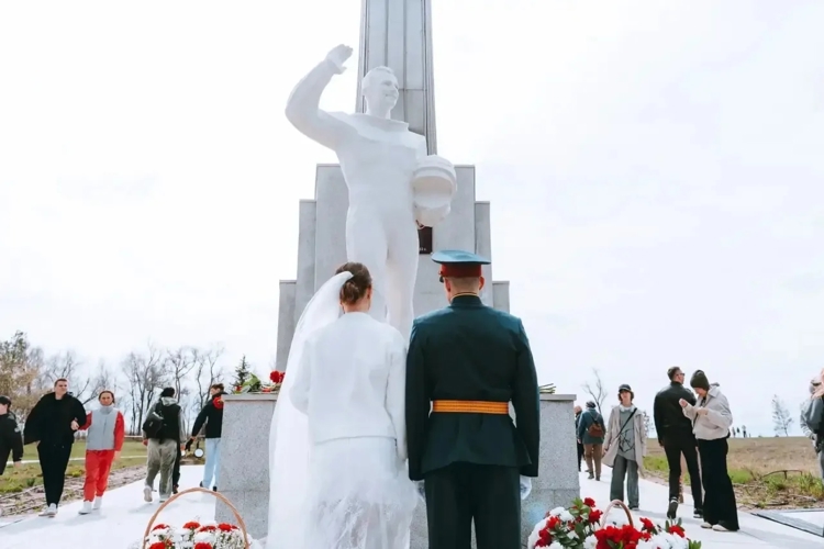 "Космическая симфония любви". В День космонавтики в Парке покорителей космоса прошла церемония бракосочетания