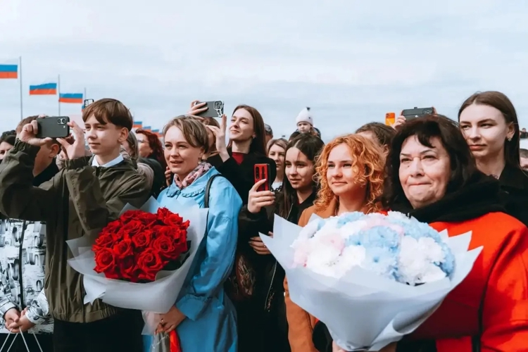 "Космическая симфония любви". В День космонавтики в Парке покорителей космоса прошла церемония бракосочетания