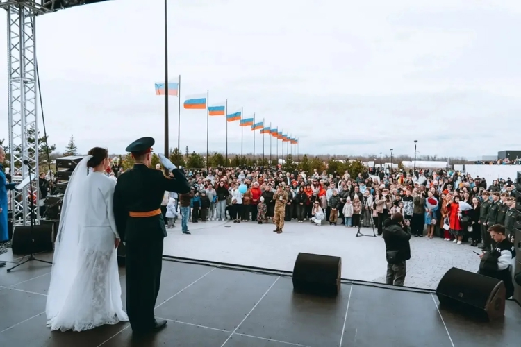 "Космическая симфония любви". В День космонавтики в Парке покорителей космоса прошла церемония бракосочетания
