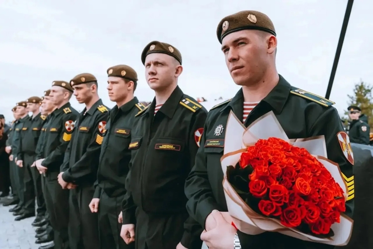 "Космическая симфония любви". В День космонавтики в Парке покорителей космоса прошла церемония бракосочетания