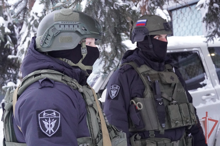 В Саратове при содействии Росгвардии задержаны участники преступной группы, осуществлявшие торговлю нелегальными вейпами (видео)