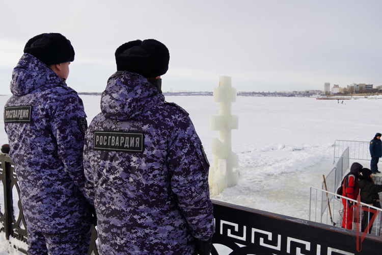 При участии саратовских росгвардейцев обеспечены порядок и безопасность граждан во время празднования Крещения Господня