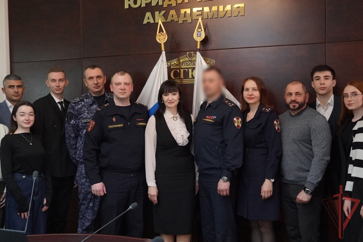 Представители Росгвардии и Саратовской государственной юридической академии приняли участие в круглом столе, посвященном 10-летию войск национальной гвардии Российской Федерации