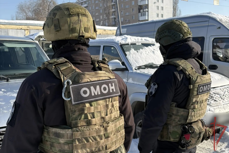 При силовой поддержке бойцов ОМОН «Патриот» Управления Росгвардии по Саратовской области пресечен сбыт синтетических наркотиков