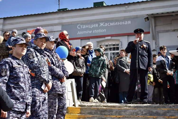 В Саратове сотрудники и военнослужащие Росгвардии присоединились к всероссийской акции «Георгиевская ленточка».(видео)