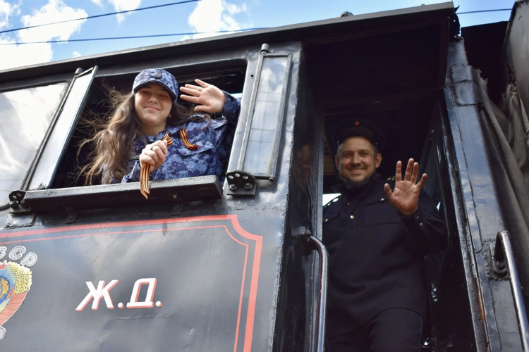 В Саратове сотрудники и военнослужащие Росгвардии присоединились к всероссийской акции «Георгиевская ленточка».(видео)