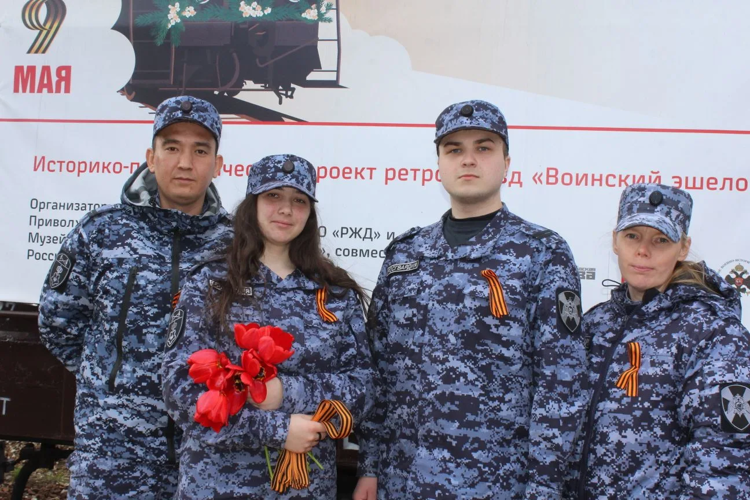 В Саратове сотрудники и военнослужащие Росгвардии присоединились к всероссийской акции «Георгиевская ленточка».(видео)