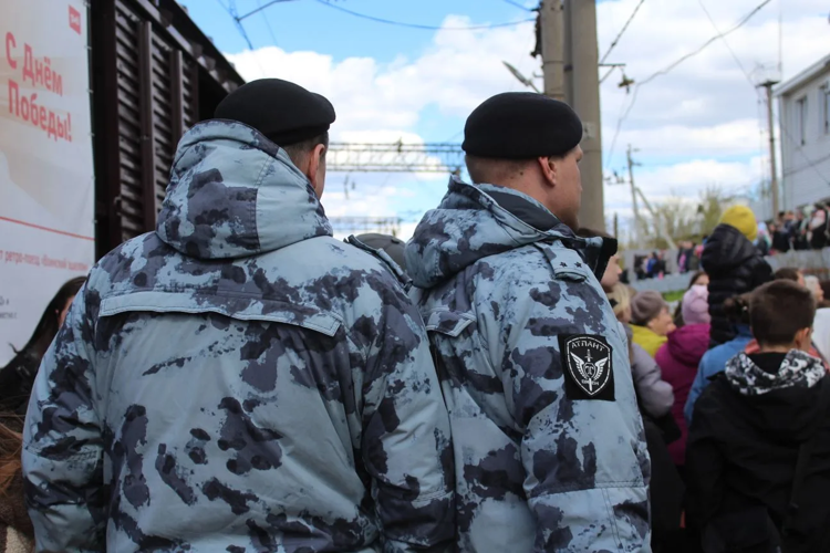 В Саратове сотрудники и военнослужащие Росгвардии присоединились к всероссийской акции «Георгиевская ленточка».(видео)