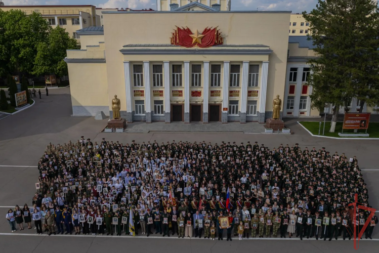 Живая связь поколений: В Саратовском военном институте Росгвардии прошло торжественное шествие "Бессмертного полка"  