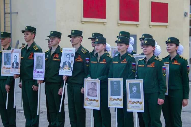 Живая связь поколений: В Саратовском военном институте Росгвардии прошло торжественное шествие "Бессмертного полка"  