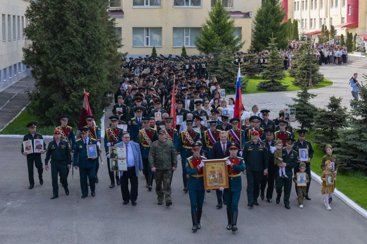 Живая связь поколений: В Саратовском военном институте Росгвардии прошло торжественное шествие "Бессмертного полка"  