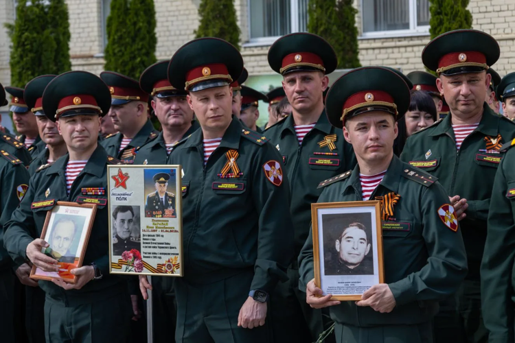 Живая связь поколений: В Саратовском военном институте Росгвардии прошло торжественное шествие "Бессмертного полка"  