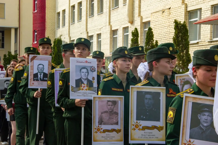 Живая связь поколений: В Саратовском военном институте Росгвардии прошло торжественное шествие "Бессмертного полка"  