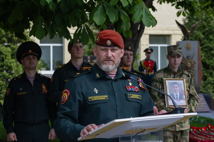 Живая связь поколений: В Саратовском военном институте Росгвардии прошло торжественное шествие "Бессмертного полка"  