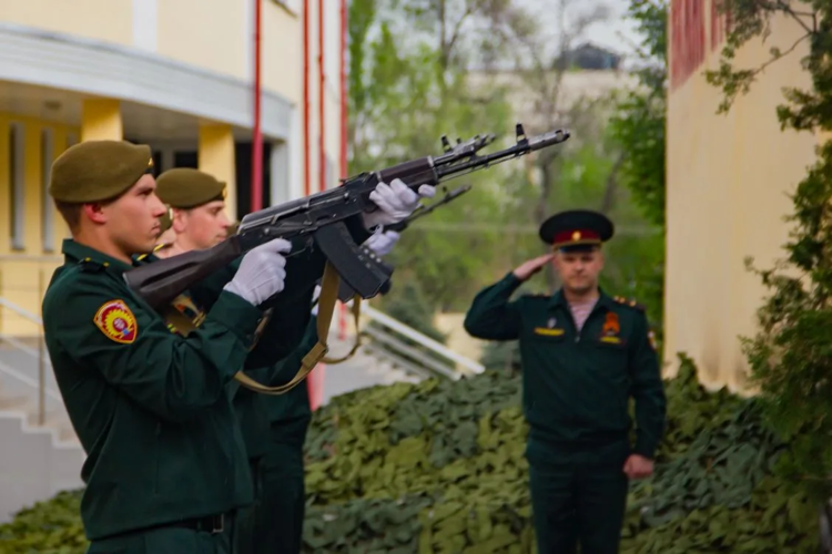 Живая связь поколений: В Саратовском военном институте Росгвардии прошло торжественное шествие "Бессмертного полка"  