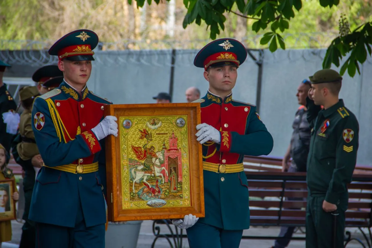 Живая связь поколений: В Саратовском военном институте Росгвардии прошло торжественное шествие "Бессмертного полка"  