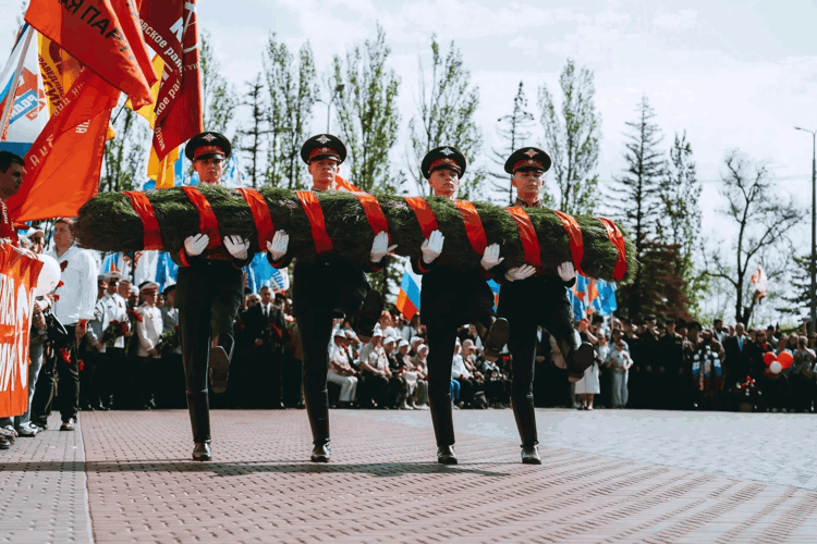 В Саратове военнослужащие и сотрудники Росгвардии принимают участие в памятных мероприятиях, посвящённых 81-й годовщине Победы в Великой Отечественной войне.(видео)