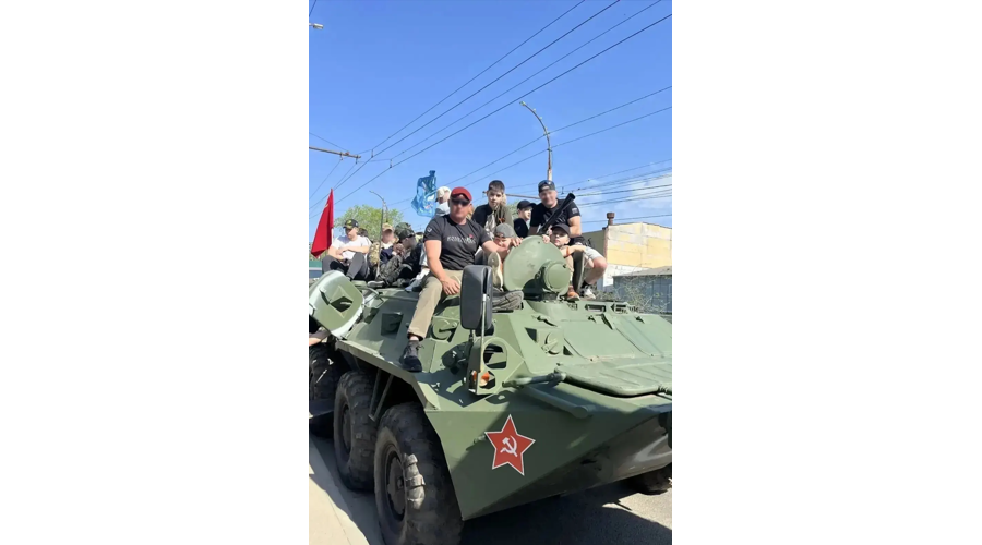 Броня крепка и танки наши быстры: в Саратове росгвардейцы и члены их семей приняли участие в масштабном бронепробеге, посвященном 81-й годовщине Победы в Великой Отечественной войне.(видео)